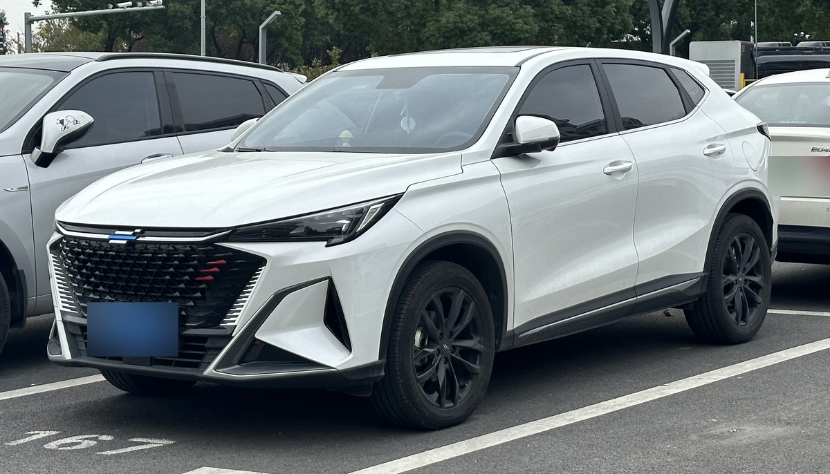 Белый кроссовер Oshan X5 Plus, китайская модель, с которой сравнивают CS35 MAX, вид спереди в три четверти