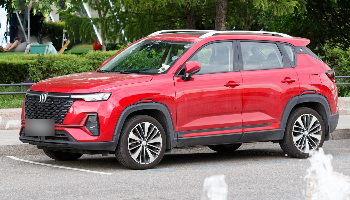 Красный Changan CS35 Plus после рестайлинга, вид спереди слева в три четверти, на набережной