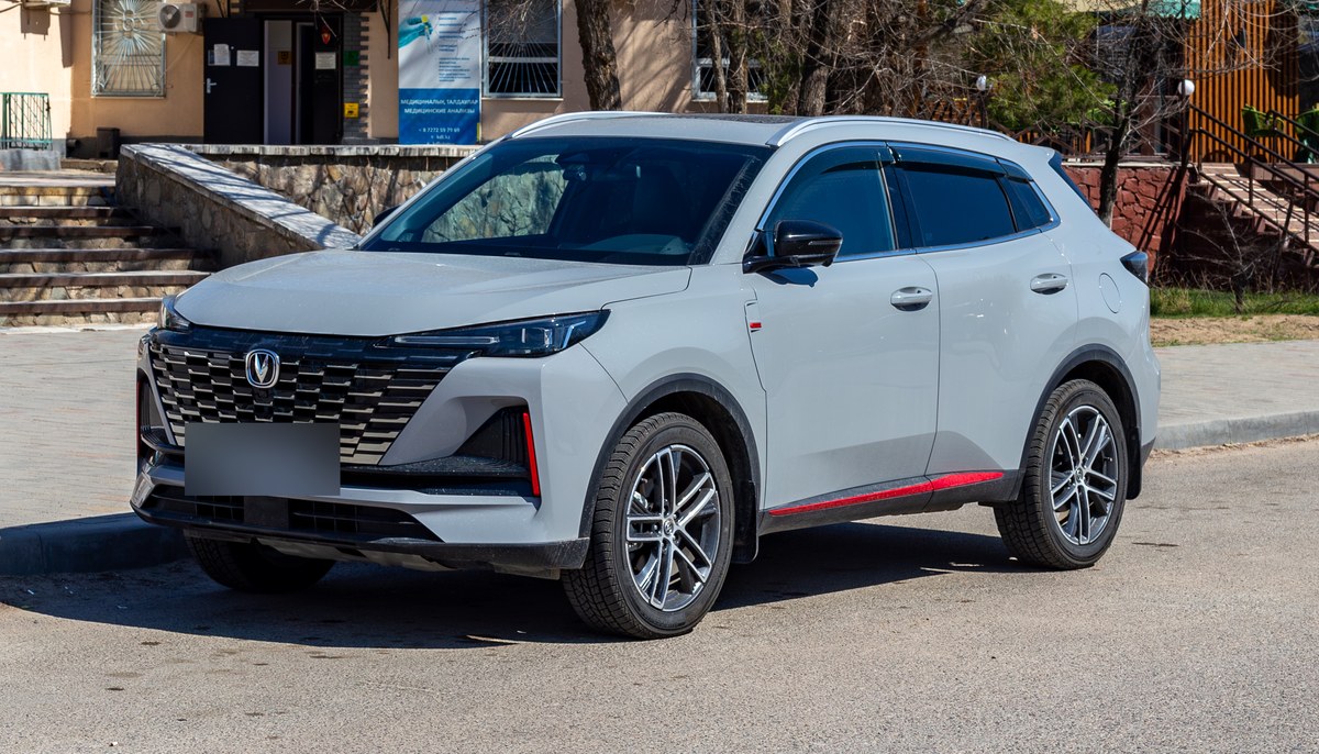 Светло-серый Changan CS55 Plus второго поколения, вид спереди в три четверти, Конаев