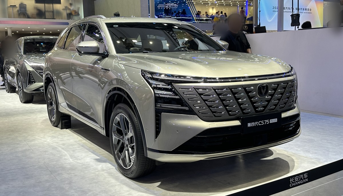 Changan CS75 Plus четвёртого поколения на выставочном стенде, вид спереди в три четверти