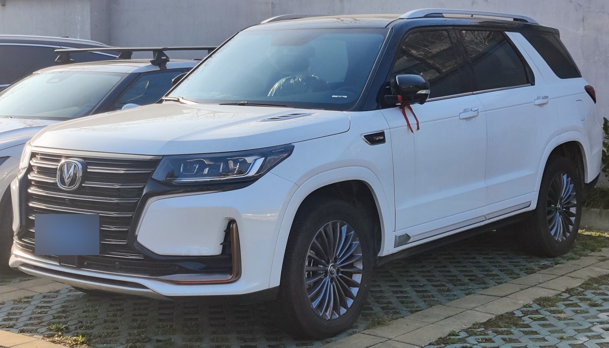 Белый Changan CS95 после рестайлинга, вид спереди в три четверти, на стоянке в Шанхае