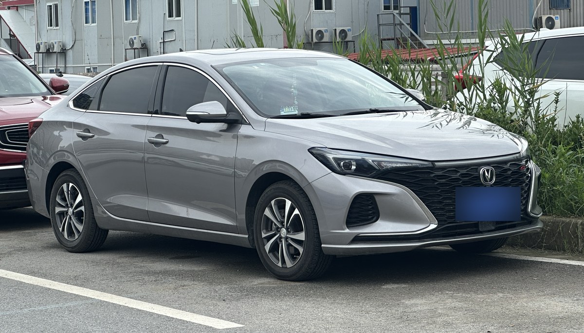 Серебристо-серый седан Changan Eado Plus после рестайлинга, вид спереди в три четверти