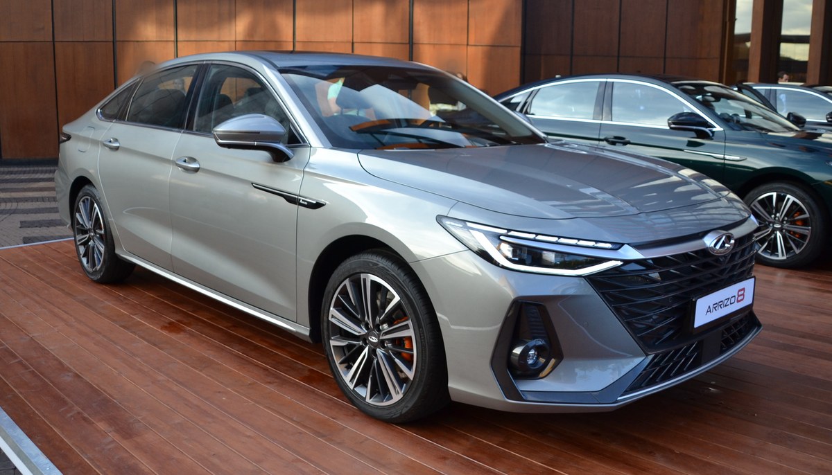 Серый седан Chery Arrizo 8, вид спереди справа, на презентации модели