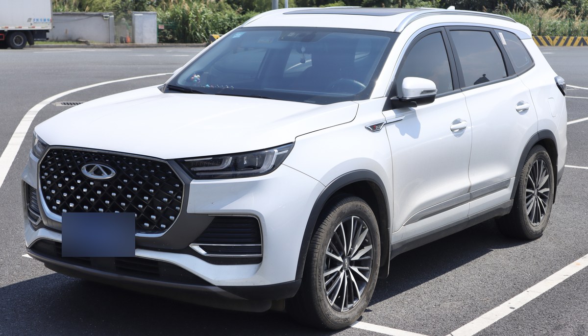 Белый Chery Tiggo 8 Plus, вид спереди слева, на парковке в Китае