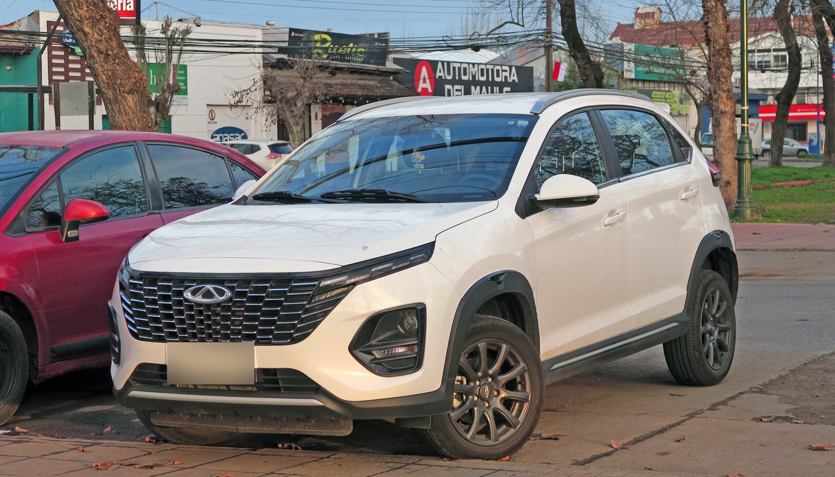 Белый Chery Tiggo 2 Pro после рестайлинга, вид спереди в три четверти, на городской улице