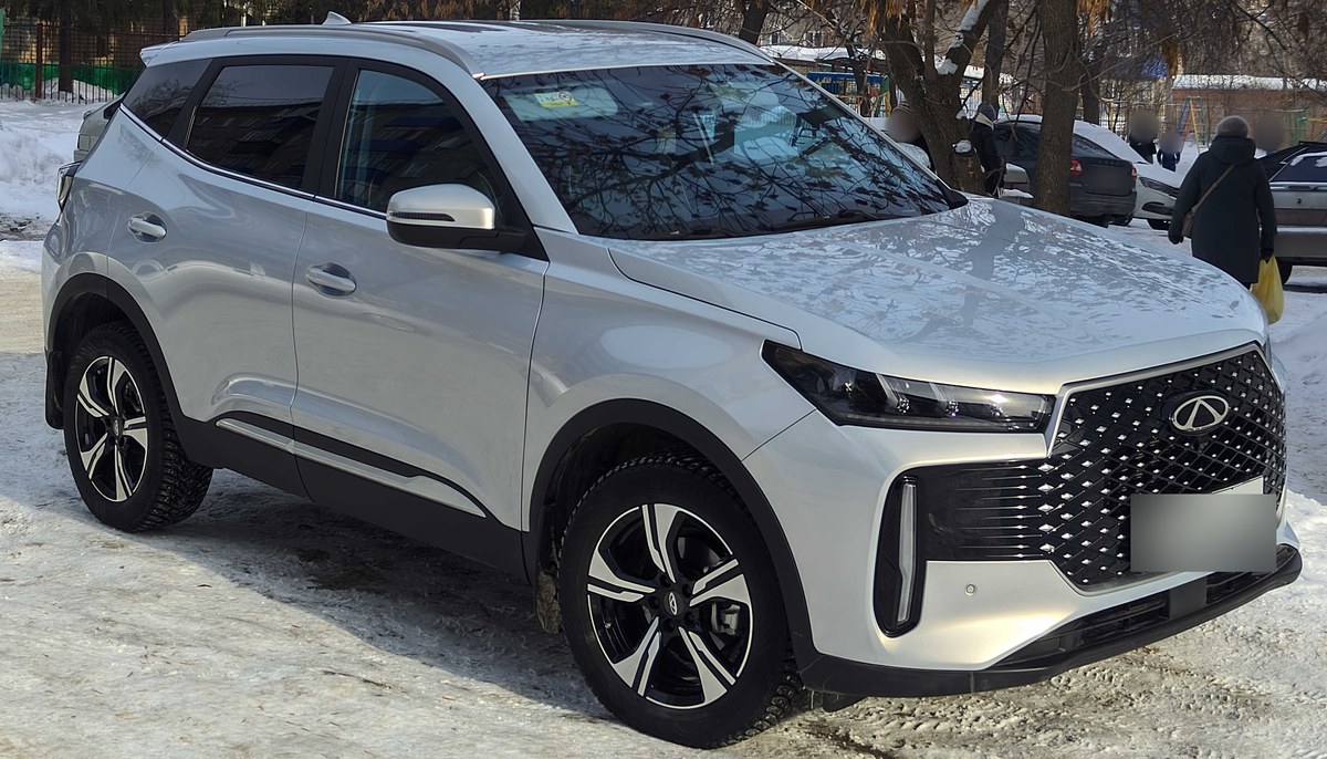 Серебристый Chery Tiggo 4 с обновлённой решёткой, вид спереди в три четверти, зимой во дворе