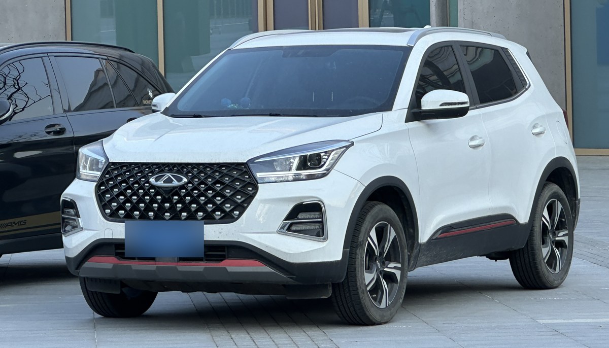 Белый Chery Tiggo 4 Pro (в Китае Tiggo 5x Pro), вид спереди справа, на парковке у здания
