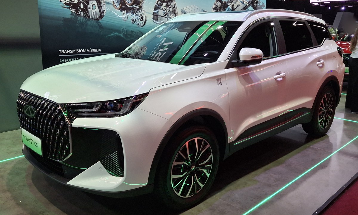 Белый Chery Tiggo 7 CSH на выставочном стенде, вид спереди в три четверти