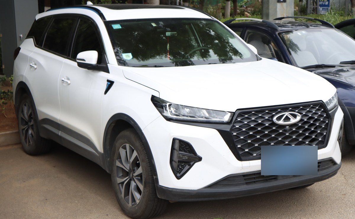Белый Chery Tiggo 7 Pro (в Китае Tiggo 7 Plus), вид спереди справа, на парковке