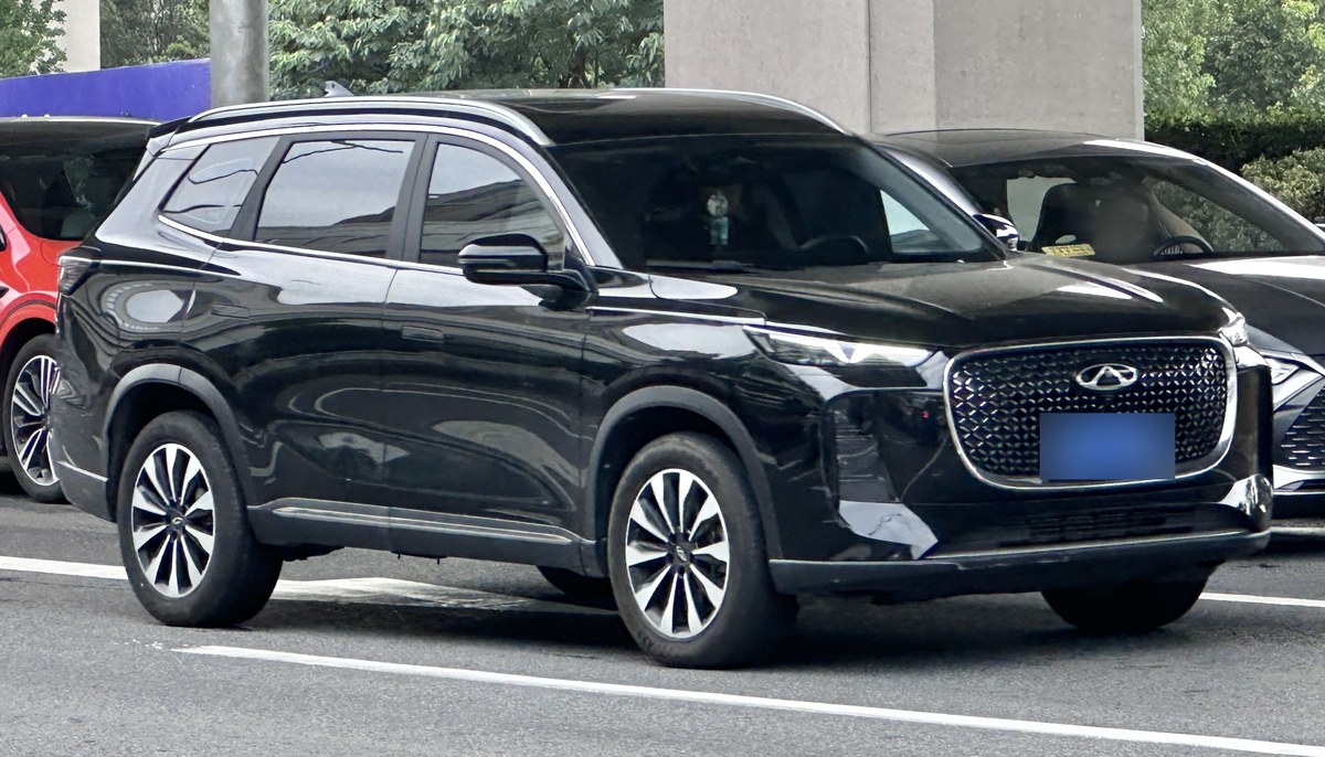 Чёрный Chery Tiggo 8 Plus II, вид спереди справа, на городской дороге