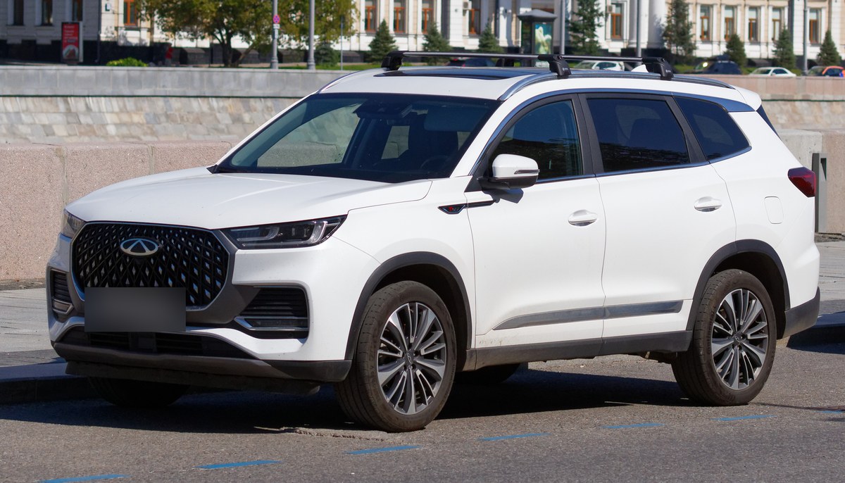 Белый Chery Tiggo 8 Pro, вид спереди слева, припаркован у набережной