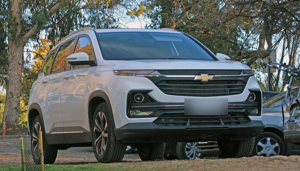 Белый кроссовер Chevrolet Captiva XL Premier, вид спереди сбоку