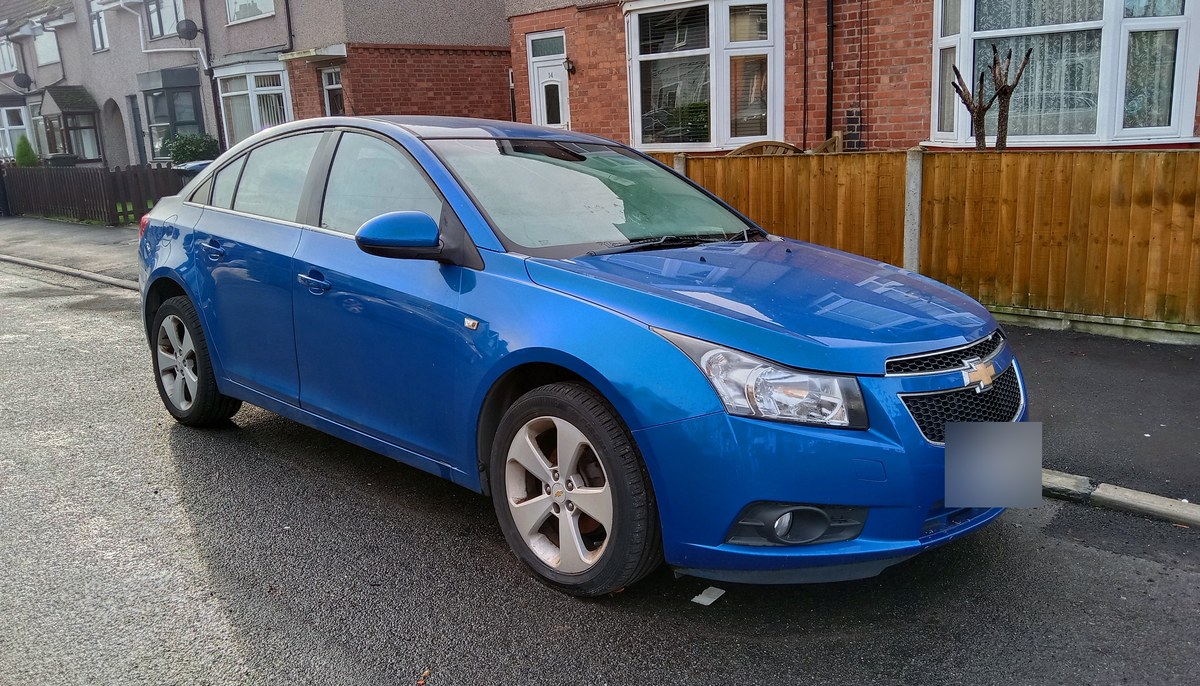 Синий седан Chevrolet Cruze первого поколения, вид спереди сбоку
