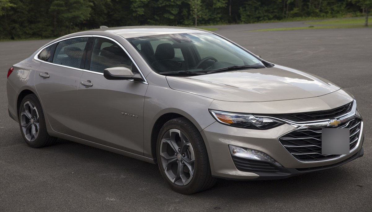 Серый седан Chevrolet Malibu LT, вид спереди справа, на стоянке