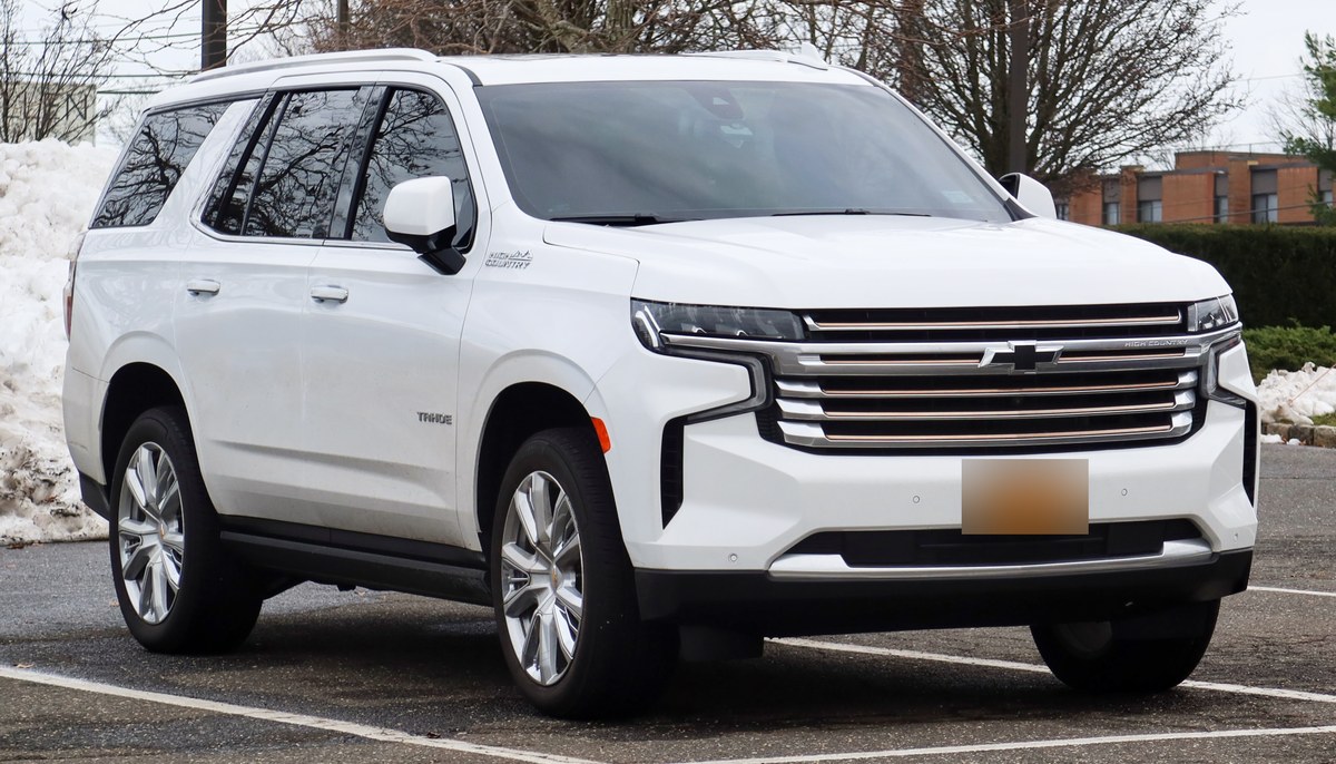 Белый Chevrolet Tahoe High Country четвёртого поколения, вид спереди справа