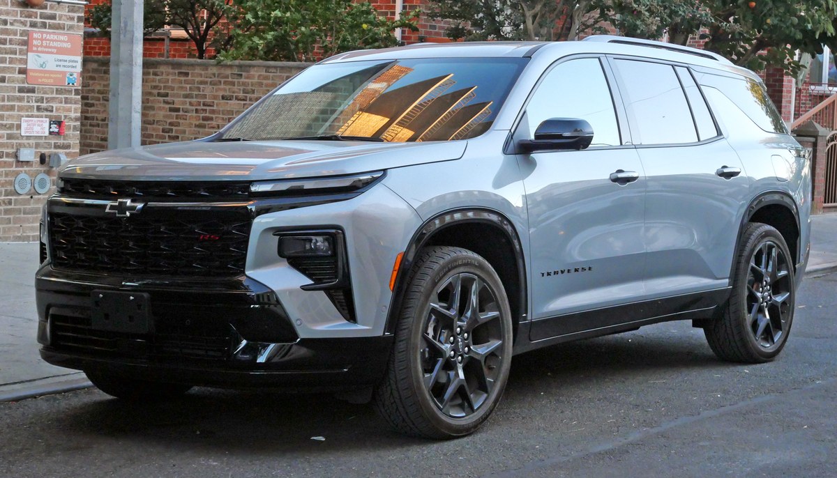 Светло-серый Chevrolet Traverse RS третьего поколения, вид спереди слева