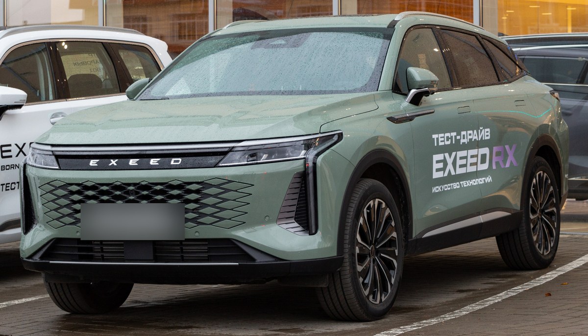 Зелёный Exeed RX в тест-драйвной ливрее у дилерского центра, вид спереди сбоку