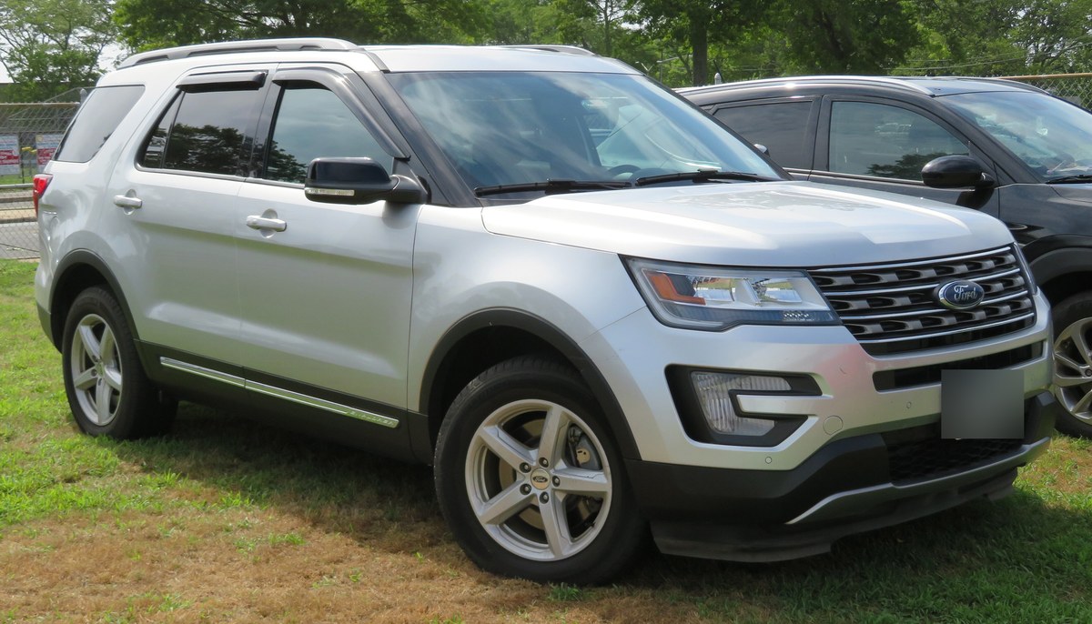 Ford Explorer пятого поколения после рестайлинга, вид спереди сбоку