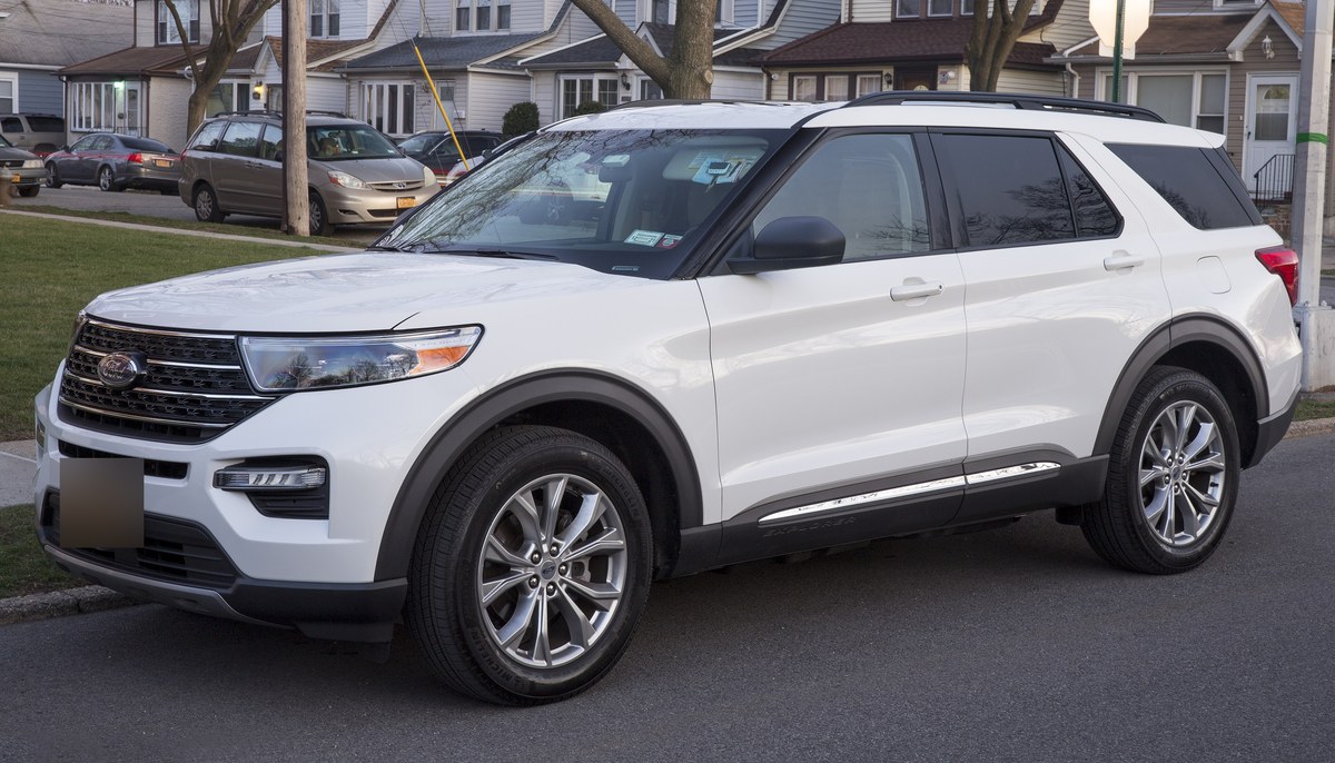 Ford Explorer шестого поколения 2020 года, вид спереди сбоку