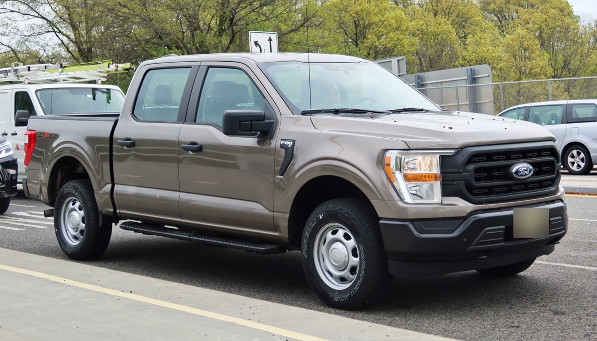 Ford F-150 четырнадцатого поколения 2021 года, кабина SuperCrew, вид спереди сбоку