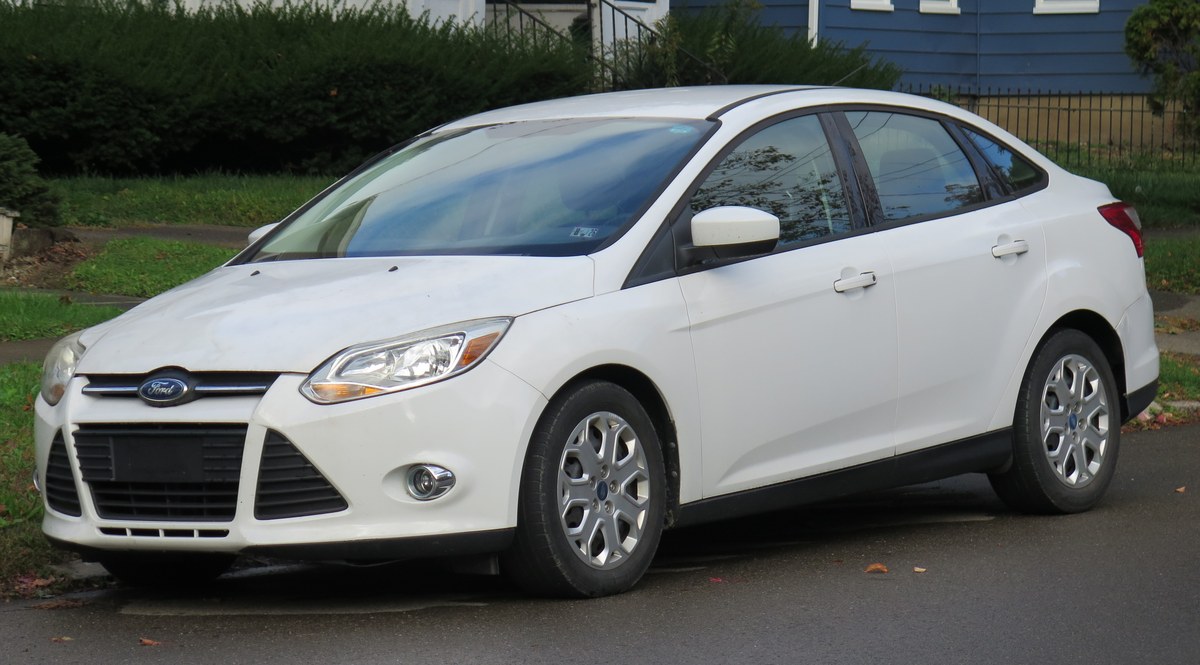 Ford Focus третьего поколения, седан, вид спереди сбоку