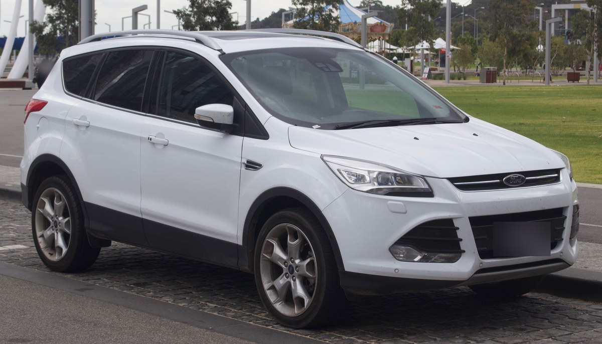 Ford Kuga второго поколения, вид спереди сбоку