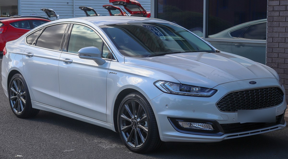 Ford Mondeo пятого поколения в комплектации Vignale, вид спереди сбоку