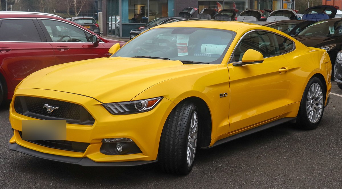 Ford Mustang шестого поколения S550 в версии GT, вид спереди сбоку