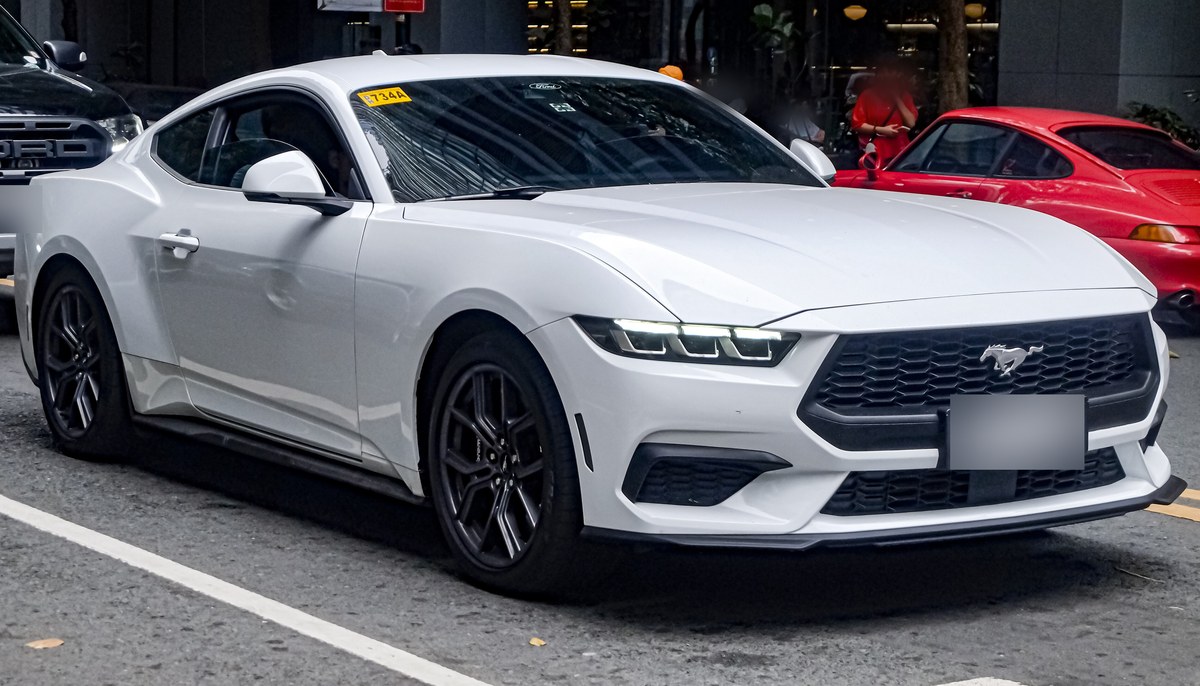 Ford Mustang седьмого поколения S650 с двигателем 2.3 EcoBoost, вид спереди сбоку