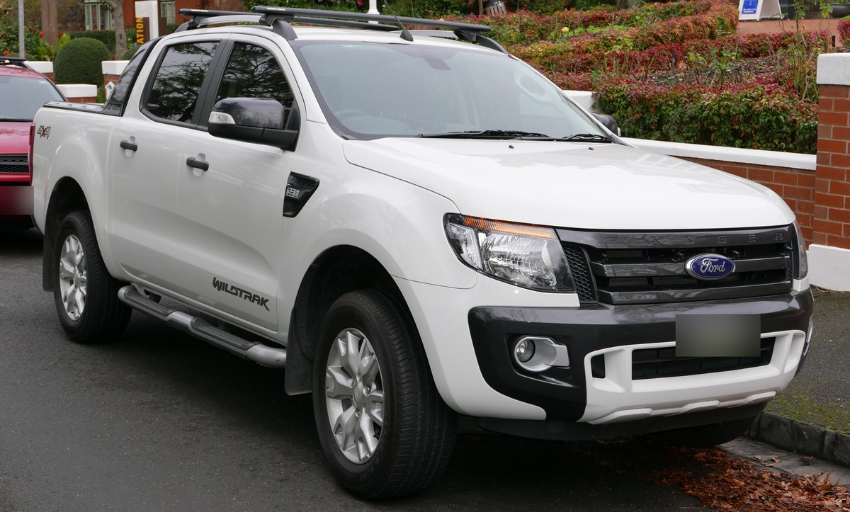 Ford Ranger T6 с двойной кабиной в версии Wildtrak, вид спереди сбоку