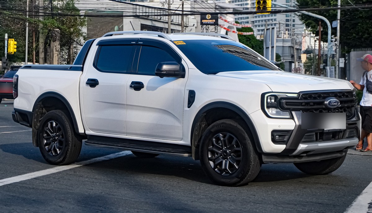 Ford Ranger нового поколения P703 в версии Wildtrak, вид спереди сбоку