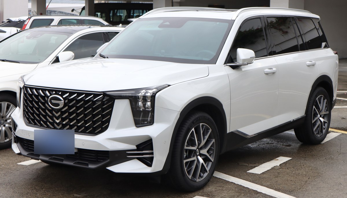 Белый GAC GS8 второго поколения, вид спереди и сбоку, фото из Китая