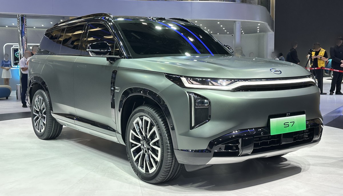 GAC S7 на стенде автосалона в Гуанчжоу, вид спереди и сбоку