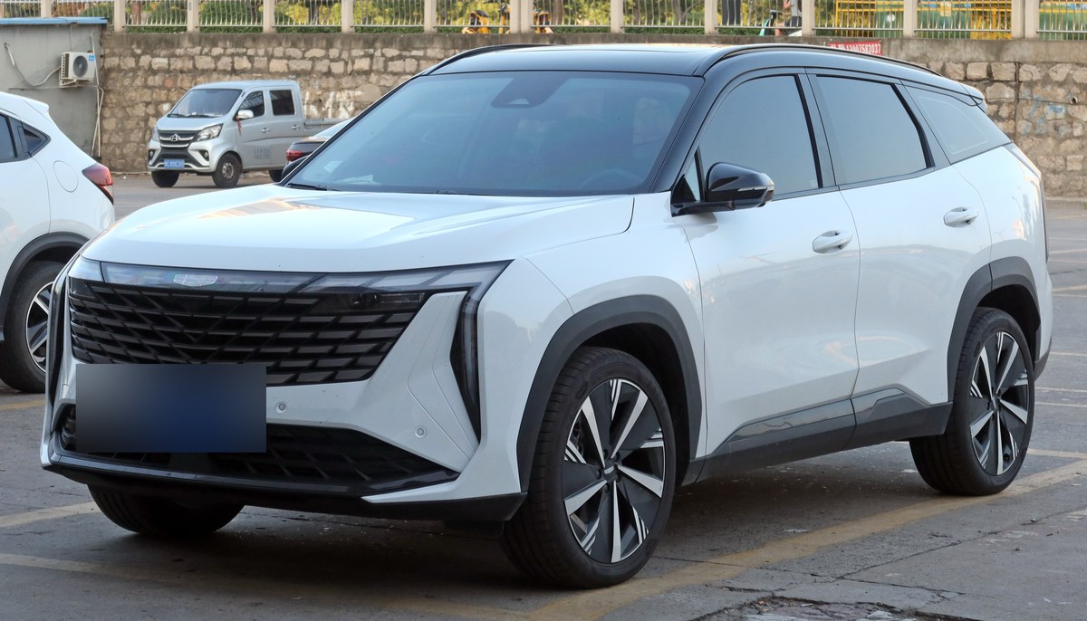 Кроссовер Geely Atlas (Boyue L) 2023 года в белом цвете, вид спереди три четверти
