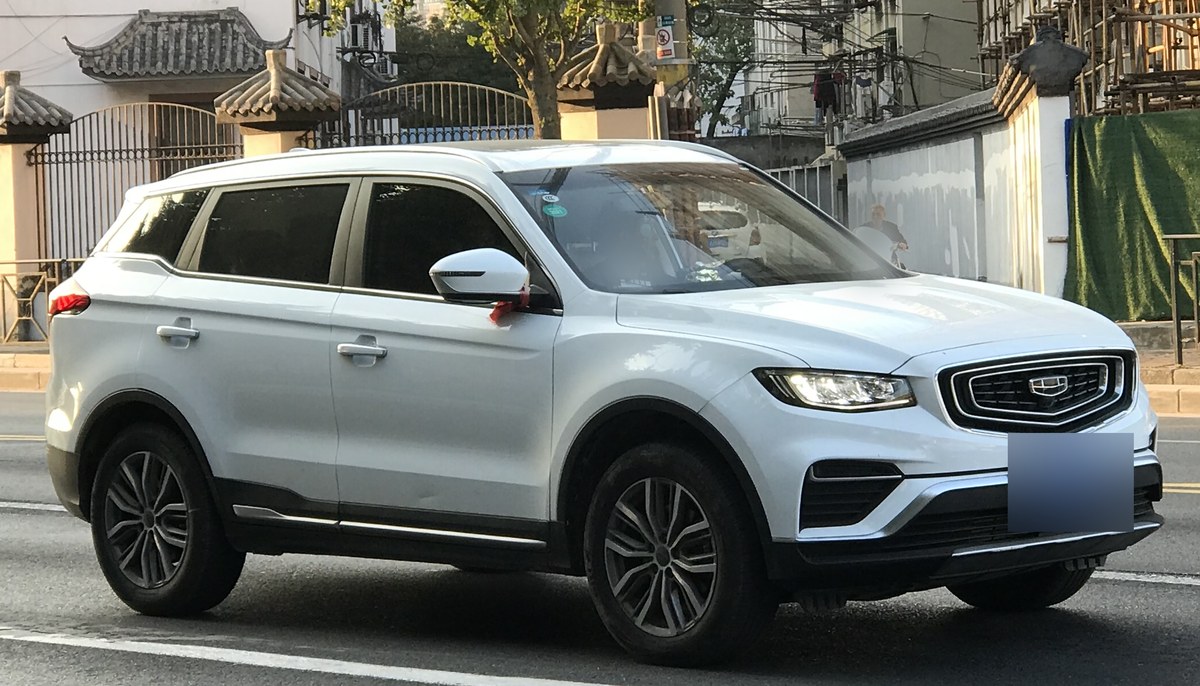 Кроссовер Geely Azkarra (Boyue Pro) в белом цвете, вид спереди три четверти