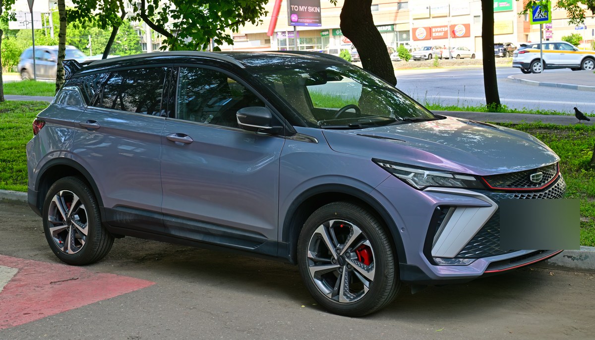 Кроссовер Geely Coolray в сером цвете, вид спереди три четверти