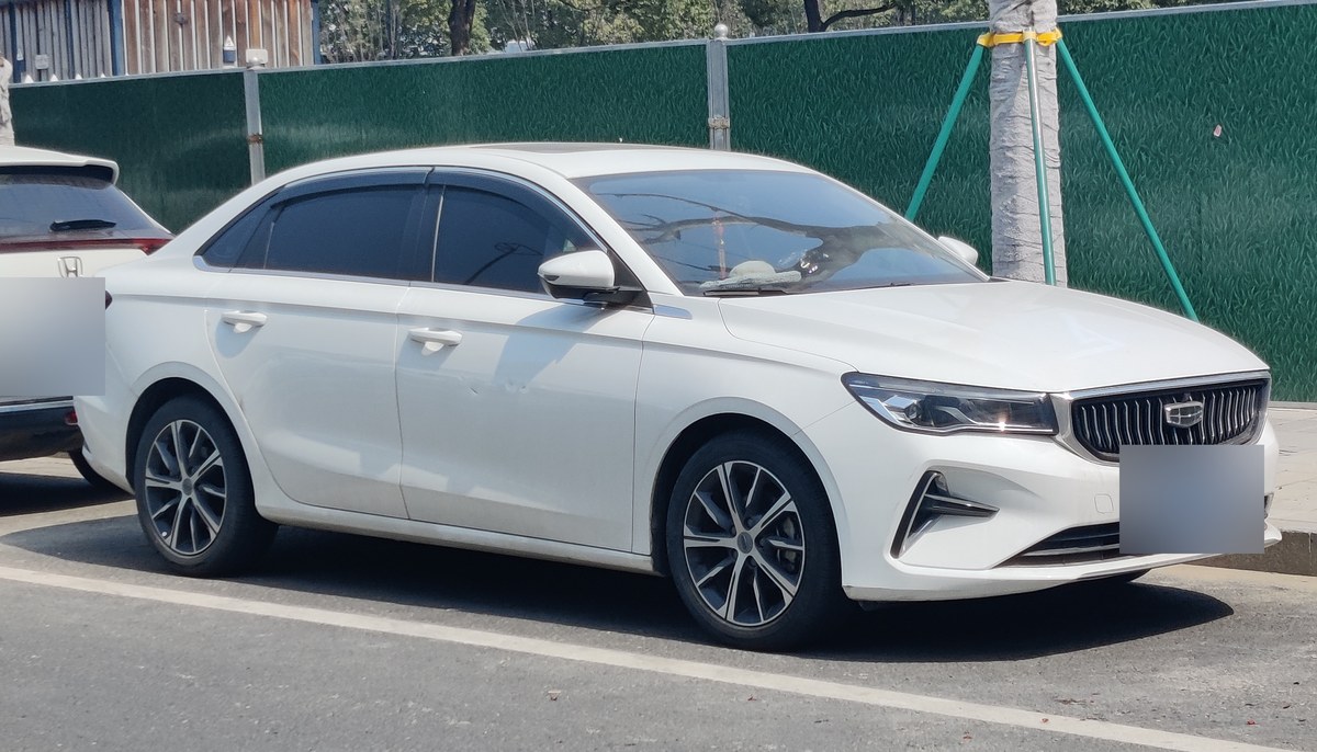 Седан Geely Emgrand четвёртого поколения в белом цвете, вид спереди три четверти