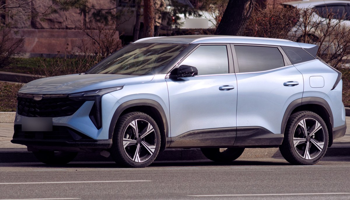 Светло-голубой Geely Cityray, вид спереди сбоку, на городской улице в Москве