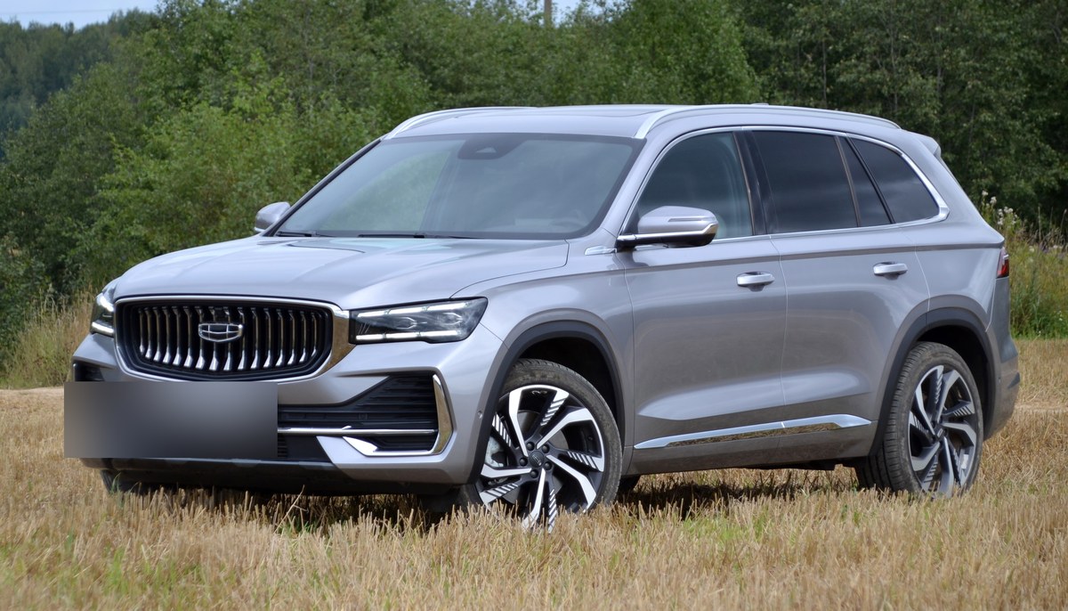 Кроссовер Geely Monjaro 2023 года в серебристом цвете, вид спереди три четверти