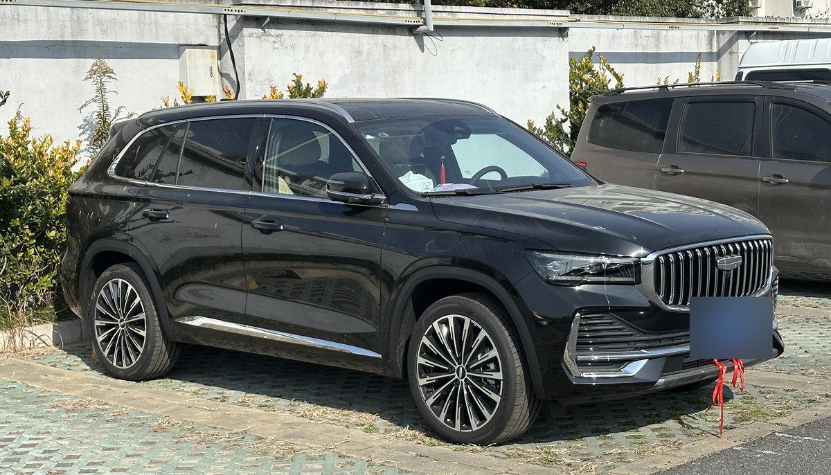 Обновлённый кроссовер Geely Monjaro (Xingyue L) 2025 года в чёрном цвете, вид спереди три четверти