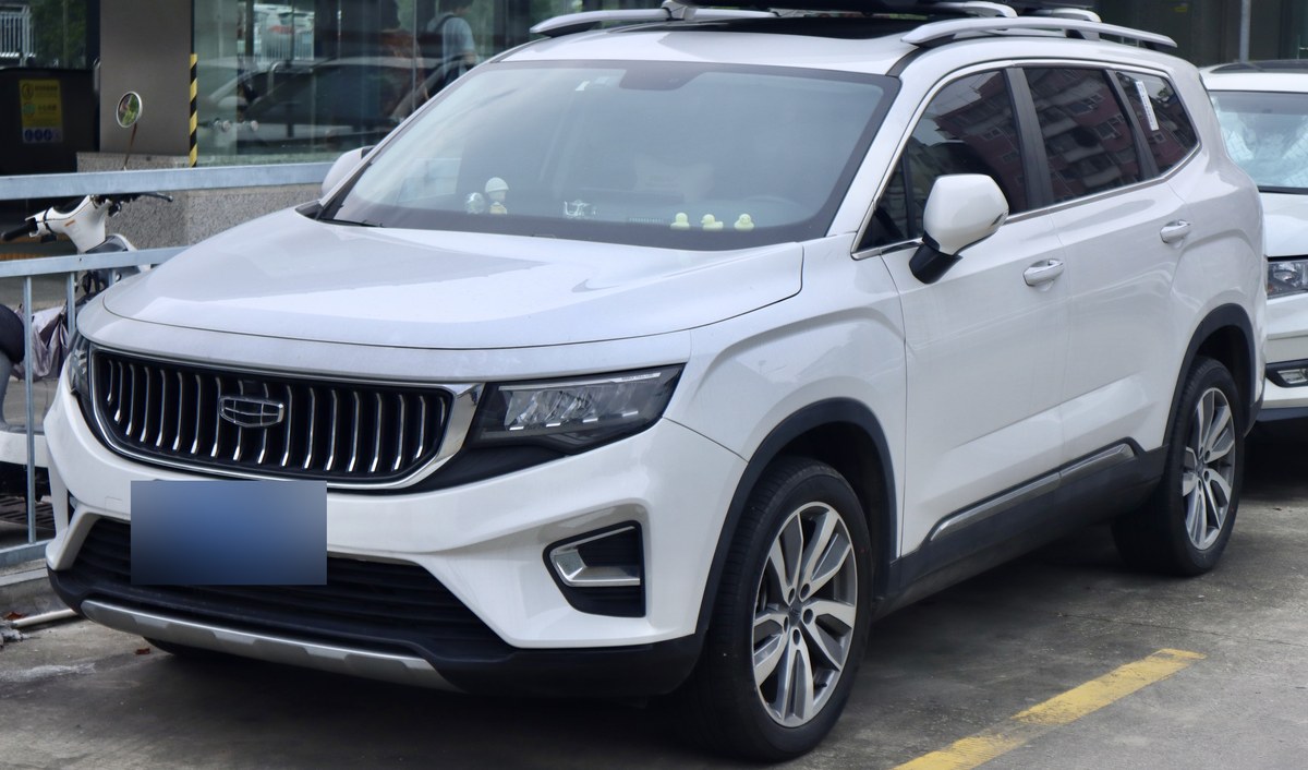 Кроссовер Geely Okavango (Haoyue) в белом цвете, вид спереди три четверти