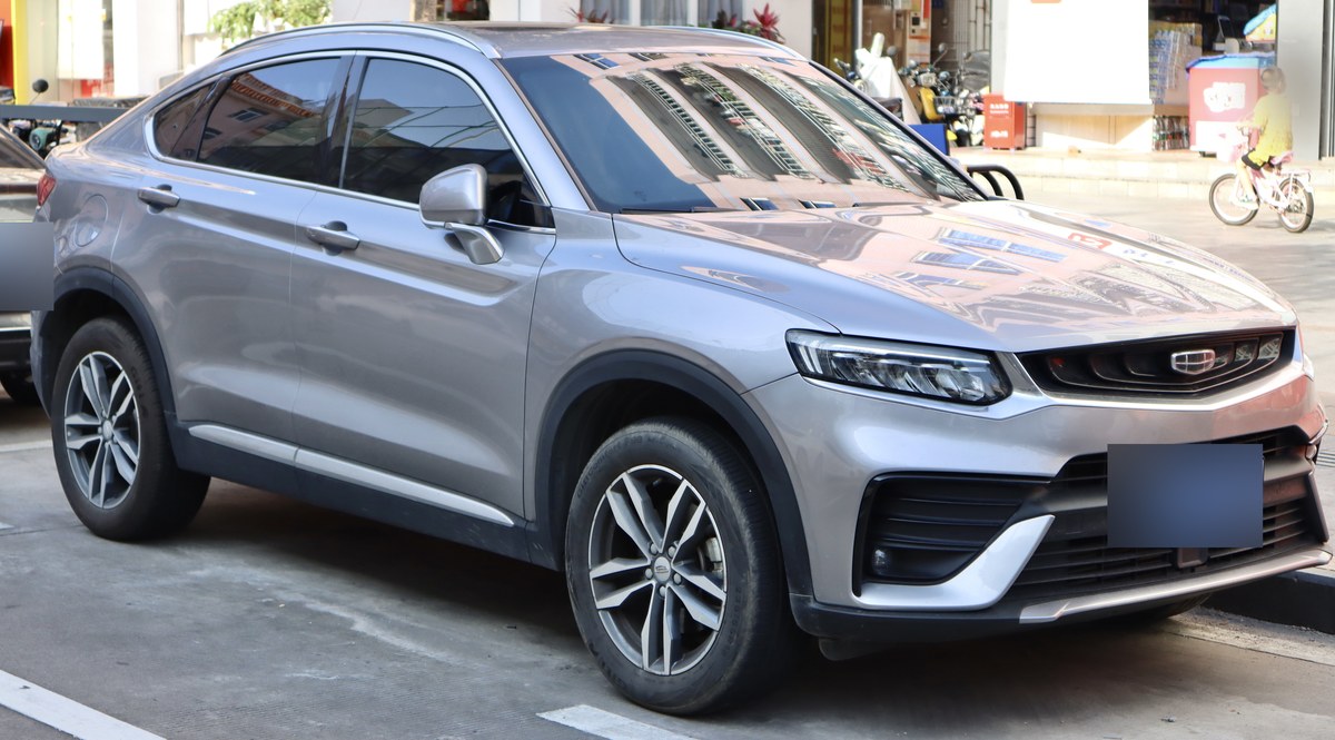 Купе-кроссовер Geely Tugella (Xingyue) в серебристом цвете, вид спереди три четверти