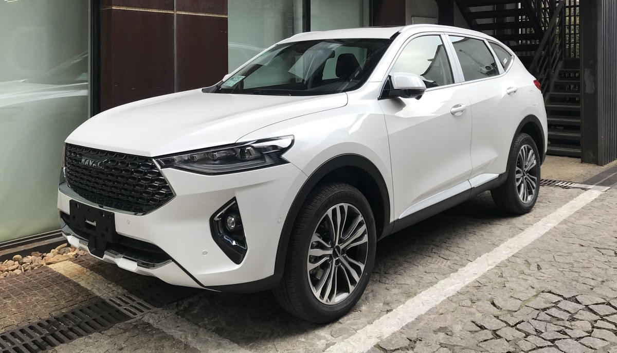 Белый Haval F7x с покатой крышей, вид спереди слева в три четверти
