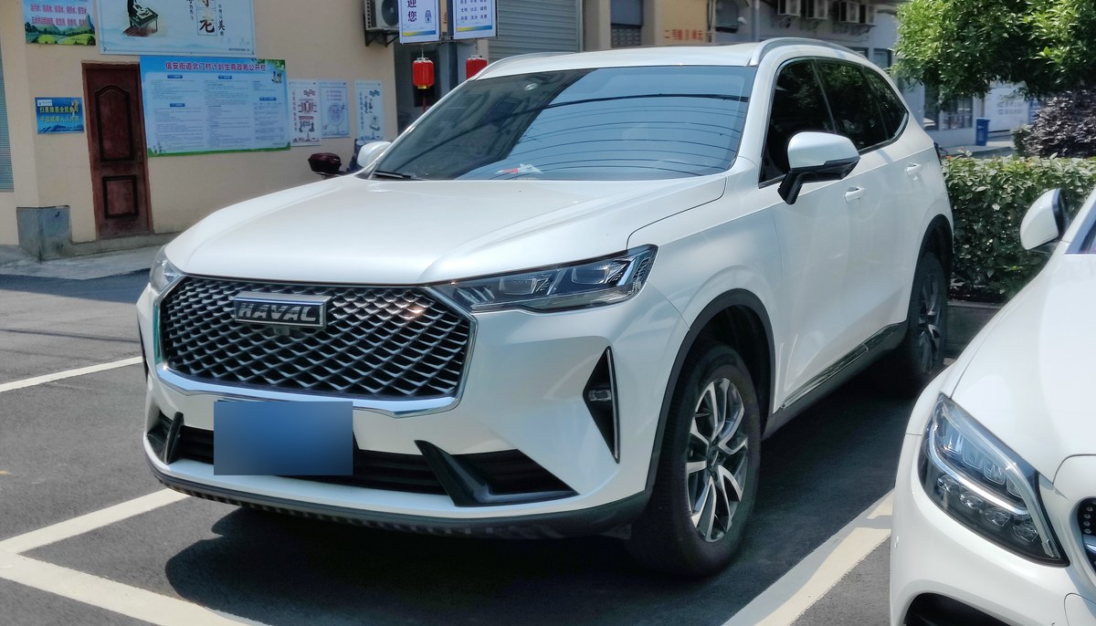 Белый Haval H6 третьего поколения до рестайлинга, вид спереди в три четверти