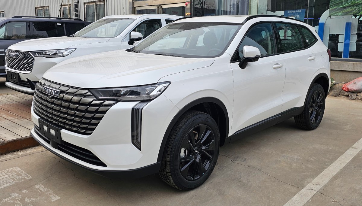 Белый Haval H6 после рестайлинга, вид спереди в три четверти