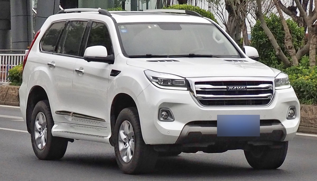 Белый Haval H9 первого поколения после рестайлинга, вид спереди в три четверти