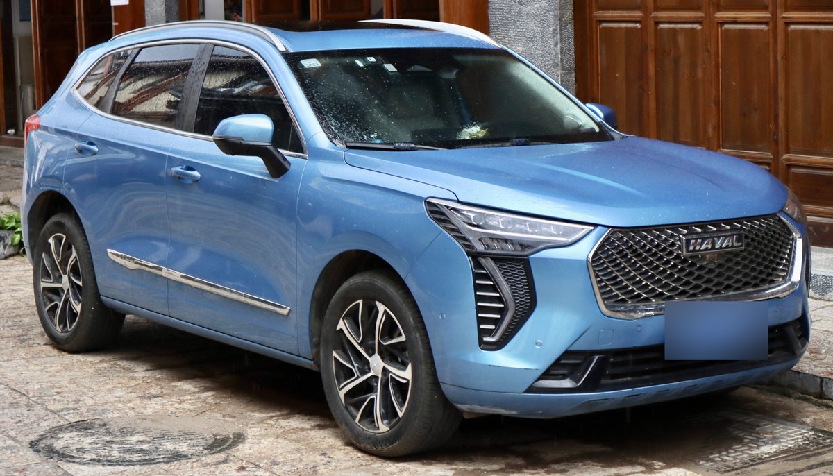 Голубой Haval Jolion первого поколения, вид спереди в три четверти