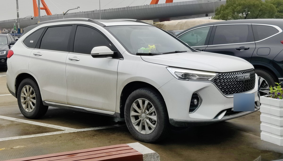 Белый Haval M6 второго поколения, вид спереди в три четверти