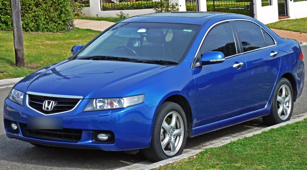 Синий седан Honda Accord седьмого поколения (европейская версия), вид спереди слева в три четверти