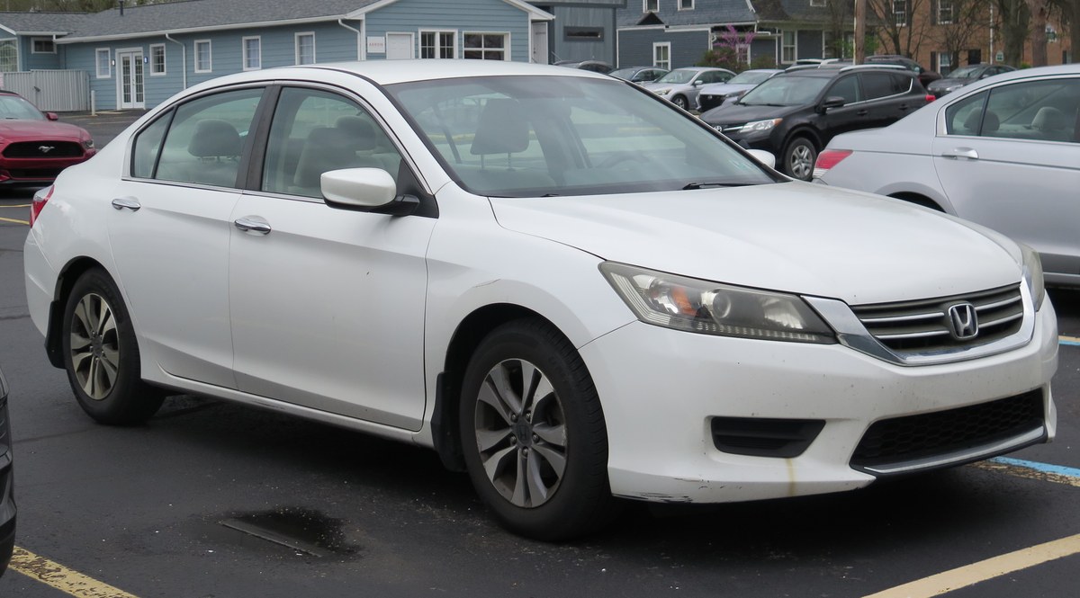 Белый седан Honda Accord девятого поколения (CR), вид спереди справа в три четверти